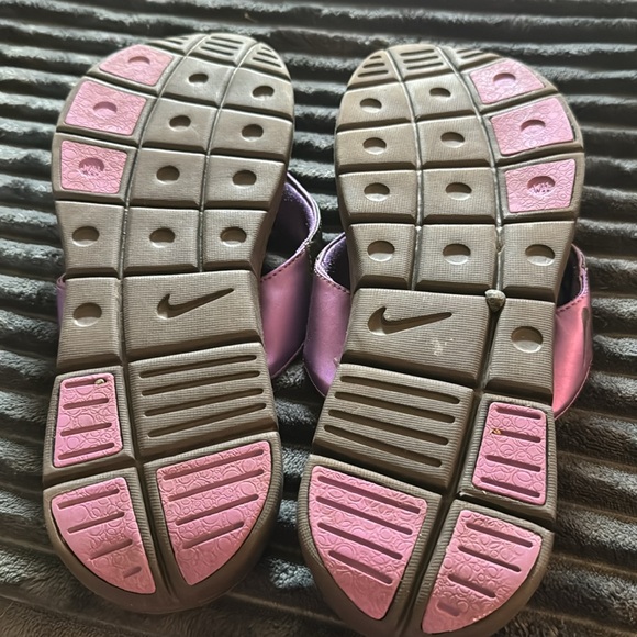 11 Nike Brown & Purple Soft Insole Sandals, Women's Flip Flips. EUC - Picture 4 of 4